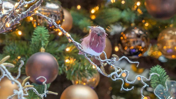 Χριστουγεννιάτικη Διακόσμηση Παιχνίδι Πουλί Κάθεται Ένα Δέντρο Υποκατάστημα Ένα Δάσος — Φωτογραφία Αρχείου