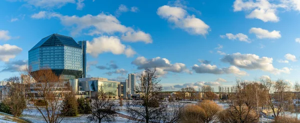 Krajobraz Współczesny Narodowy Biblioteka Budowla Białoruś Klasyczny Błękitny Niebo Chmura — Zdjęcie stockowe