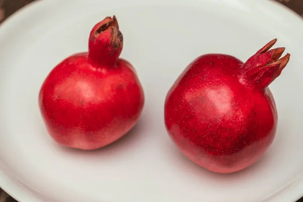 Due Succose Melograno Spagnolo Frutta Piatto Porcellana Concetti Vita Sana — Foto Stock