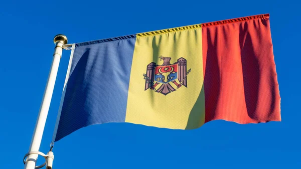 Duża Flaga Mołdawii Machająca Wietrze Klasycznym Tle Błękitnego Nieba Koncepcja — Zdjęcie stockowe