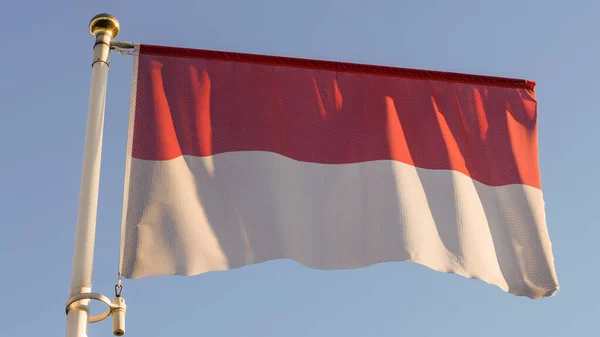 Nationalflagge Von Monaco Einem Fahnenmast Vor Blauem Himmel Mit Sonnenstrahlen — Stockfoto