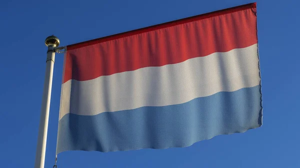 Luxemburgs Nationalflagga Flaggstång Framför Blå Himmel Med Solstrålar Och Linsbloss — Stockfoto