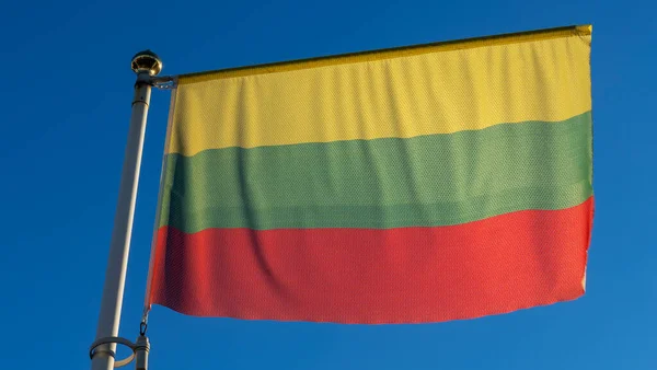 Nationale Vlag Van Litouwen Een Vlaggenmast Voor Blauwe Hemel Met — Stockfoto