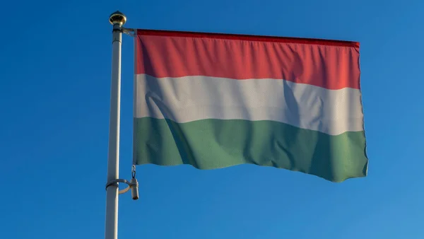 Magyar Zászló Zászlórúdon Kék Előtt Napsugarakkal Lencsetűzzel Diplomáciai Fogalom Nemzetközi — Stock Fotó