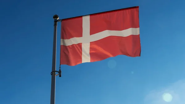 Bandera Dinamarca Contra Cielo Azul Con Rayos Sol Destello Lente —  Fotos de Stock