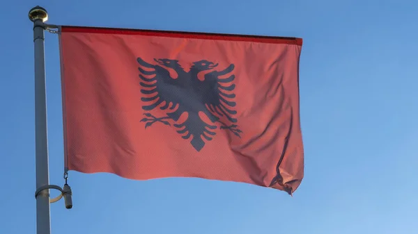 Albanië Nationale Vlag Stof Zwaaiend Aan Hemel Met Prachtig Zonlicht — Stockfoto