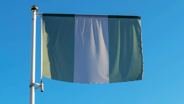 Bandeira Nacional Nigéria Mastro Bandeira Frente Céu Azul Com Raios — Fotografia de Stock
