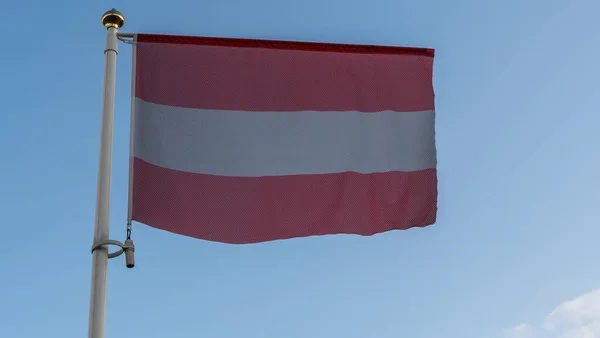 在蓝天前的旗杆上挂满了太阳光和镜头耀斑的奥地利国旗 外交概念 国际关系 案文的篇幅 — 图库照片