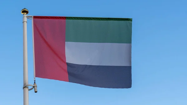 Flaga Narodowa Zjednoczonych Emiratów Arabskich Maszcie Flagowym Przed Błękitnym Niebem — Zdjęcie stockowe
