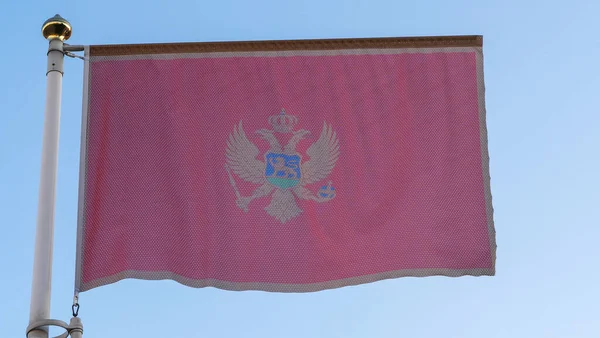 Národní Vlajka Černé Hory Vlajkovém Stožáru Před Modrou Oblohou Slunečními — Stock fotografie
