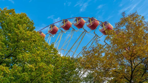 Parte Rueda Los Hurones Parque Contra Cielo Azul Detrás Los — Foto de Stock