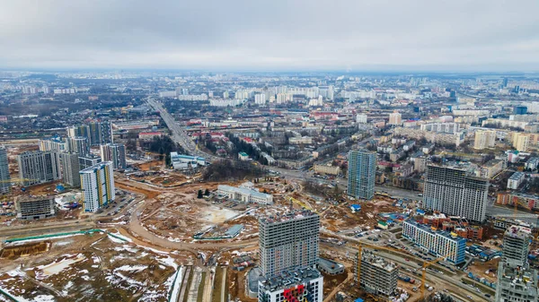 Yüksek katlı yeniden inşa binaları. Çalışma ekipmanlarıyla inşaat endüstrisi. Yukarıdan görüntüle.