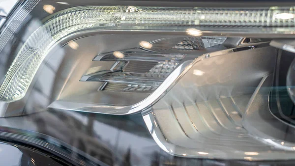 Detailní Záběr Reflektoru Nového Světlometu Automobilu Pozadí Auta Měkkým Ostřením — Stock fotografie