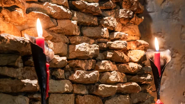 Svíčky Hořící Staré Kamenné Zdi Mezera Pro Text — Stock fotografie