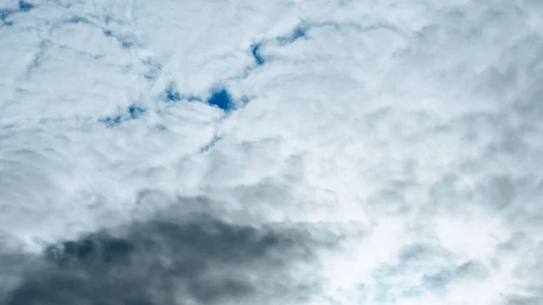 Panorama Céu Cinza Nublado Céu Escuro Com Nuvens Brancas Fundo — Fotografia de Stock