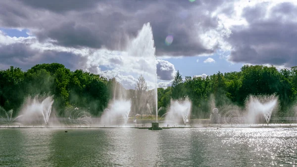 Vatten Från Fontänen Överst Högvatten Ström Fontän Bakom Molnig Himmel — Stockfoto