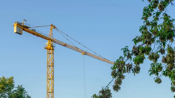 Sitio Construcción Centro Ciudad Con Par Grúas Amarillas Altas Para — Foto de Stock
