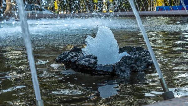 Spritzwasser Brunnen Öffentlichen Stadtpark Der Sommerstadt Wasserstrahlen Abstrahieren Das Bild — Stockfoto