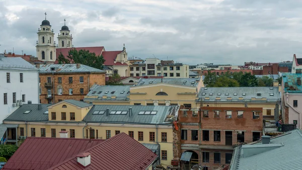 Tarih şehir merkezinin üstündeki döşeme çatılar. Minsk, Belarus 'un tarihi kısmının en üst görüntüsü. Seyahat kavramı.
