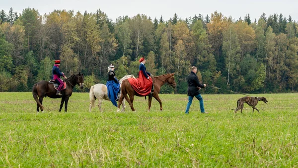 Μια Ομάδα Κυνηγών Αλεπούδων Στα Άλογα Του Φθινοπώρου Ανασυγκρότηση Παραδοσιακού — Φωτογραφία Αρχείου