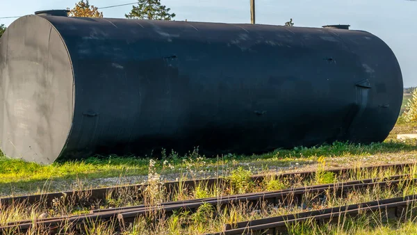 Een Metalen Brandstoftank Een Antiek Spoorwegterrein Oude Zwarte Tank Het — Stockfoto