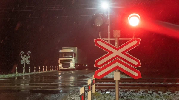 Treinpoorten Gesloten Nachts Trein Rang Kruising Met Knipperende Knipperende Lichten — Stockfoto