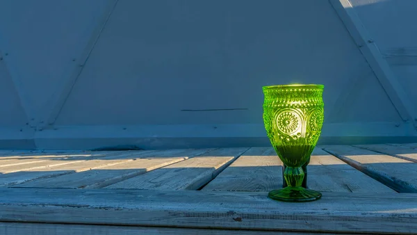 Bicchieri Vuoti Illuminati Vetro Verde Gambo Uno Sfondo Legno Vista — Foto Stock