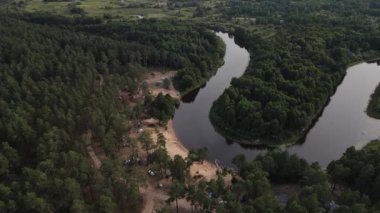 Hava manzaralı nehir, orman ve sahil. Belarus 'taki Berezina nehrinin turistik kesiminde havadan panoramik manzara.