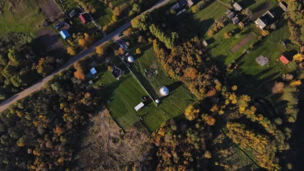 Vista Aérea Casa Esférica Moderna Pueblo Casa Redonda Diseño Geométrico — Vídeos de Stock