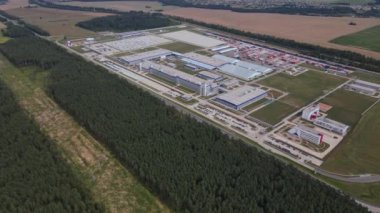 Gündüzleri endüstriyel kompleksin modern dış yüzeyi. Makineler için park yeri olan imalat yapısının hava görüntüsü.