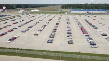 Hava manzaralı yeni araba ithalat ve ihracat işi lojistiği için otomobil fabrikasının sokak parkında satılığa çıktı. Ticari iş dünyası için otomobil ve otomobil otoparkı.