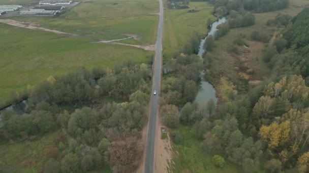 Luftaufnahme Eines Weißen Elektroautos Das Auf Einer Landstraße Fährt Modernes — Stockvideo