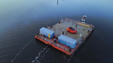 Nehrin üzerinden geçen eski bir kılavuz. Araba bir nehir feribotuyla nehrin karşısına taşınır. Belarus doğasının en üst hava manzarası. Beyaz Rusya 'da Pripyat Nehri.