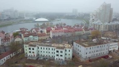 Tarihi şehir merkezindeki eski binanın yeniden inşası. Minsk 'teki eski hastane binasının hava manzaralı restorasyonu. Miras kavramı.