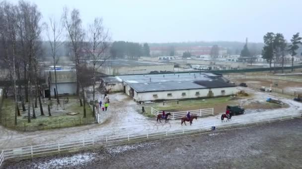 Άνθρωποι Καβαλάνε Άλογα Μέσα Από Χιονισμένο Τοπίο Ενεργός Ελεύθερος Χρόνος — Αρχείο Βίντεο