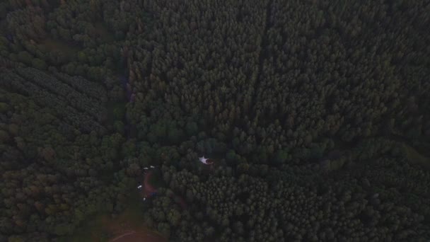 Lotu Ptaka Widać Duży Namiot Między Drzewami Lesie Nad Brzegiem — Wideo stockowe