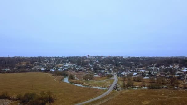 寒い冬の日に雪に覆われた小さな町の空中ビュー 冬の旧ベラルーシの街Mstislavl — ストック動画