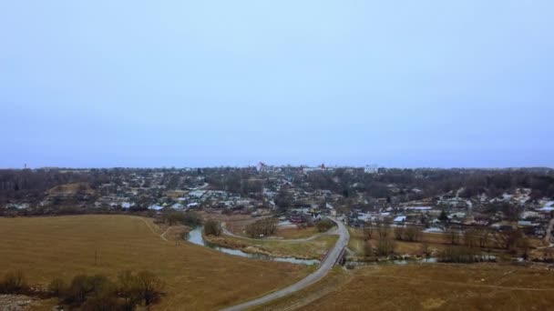 Vista Aérea Pequeño Pueblo Cubierto Nieve Frío Día Invierno Antigua — Vídeos de Stock