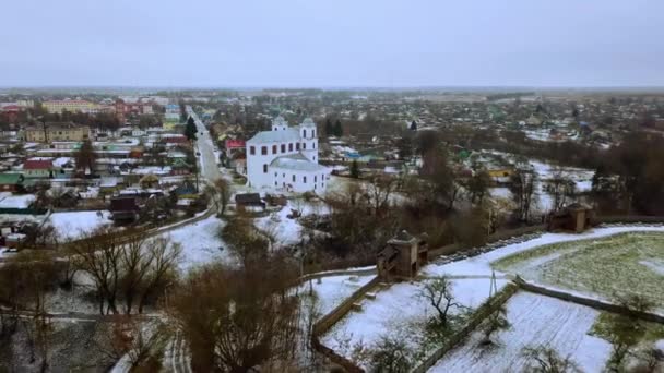 Vue Aérienne Une Petite Ville Couverte Neige Par Une Froide — Video