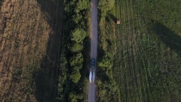 Zelené Auto Přívěsem Přepravuje Kajaky Kánoe Venkovské Silnici Letecký Pohled — Stock video