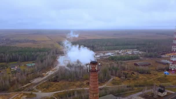 喫煙煙突と古いレンガ火力発電所の空中トップダウンビュー 劇的な空の背景 生態学的問題概念 — ストック動画