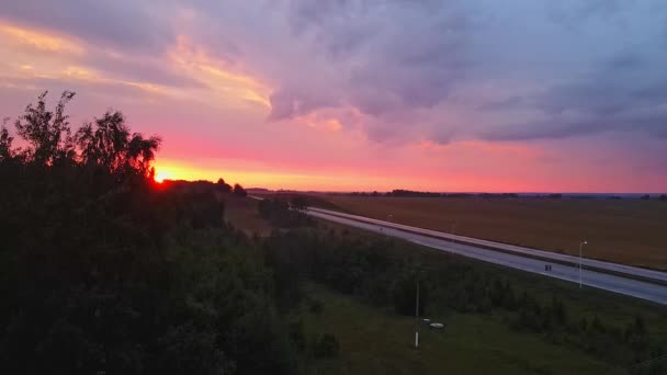 Piękna Kręta Droga Wiodąca Przez Wiejską Wieś Wieczornym Światłem Słonecznym — Wideo stockowe
