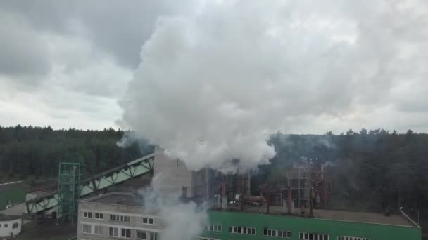 Horká Pára Průmyslového Komína Rašeliniště Rašelinová Briketová Továrna Vesnici Komína — Stock video