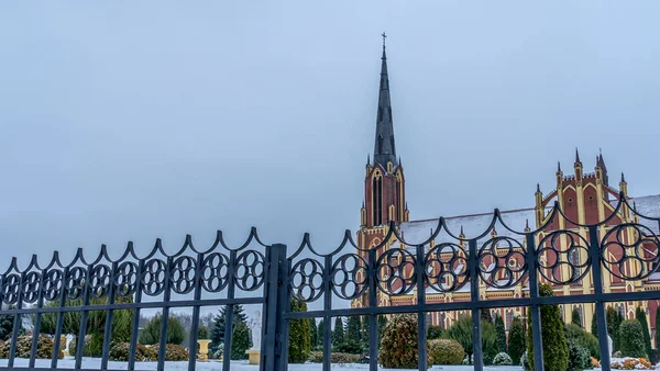 Neo Gotiska Katedralen Kyrkan Staden Gervyaty Vitryssland Vintern Dramatisk Himmel — Stockfoto