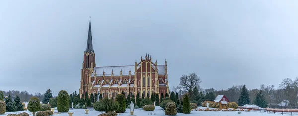Панорамный Вид Неоготический Собор Городе Гервяты Беларуси Зимой Драматическом Небосводе — стоковое фото