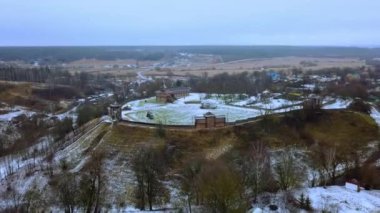 Kışın Belarus şehri Mstislavl 'deki ortaçağ kalesinin havadan görünüşü. Eski bir yerleşim yerinin yeniden inşası.