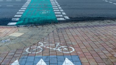 Yaya geçidinden geçen bir bisiklet yolu var. Yol bisikleti detayı. Bisiklet yolu ile yaya geçidi. Ekolojik taşıma kavramları.