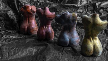 Çıplak kadın vücudu şeklinde çikolatalı heykelcikler. LGBT konsepti. Alışılmadık şekerler. LGBTQ tasarımı için resim. Doku ve arkaplan.