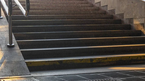 지하도에 계단이요 자유를 계단에는 있었다 새로운 추상적 — 스톡 사진