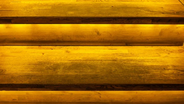 Luce Led Gialla Che Riversa Dal Basso Una Scala Legno — Foto Stock